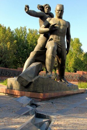Earthquake Memorial, Tashkent - Photo credit: Mark Abel / Foter / Creative Commons Attribution-NonCommercial-ShareAlike 2.0 Generic (CC BY-NC-SA 2.0)